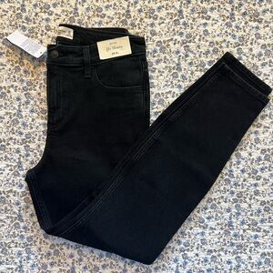 Abercrombie & Fitch High-Rise Black Skinny Jean (Size 28/6R)
